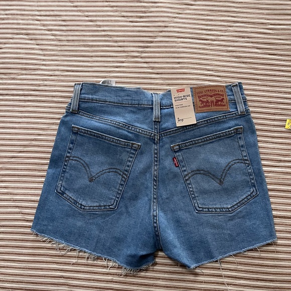 NWT Levi's High Rise
Shorts Light Wash
Sculpt Hypersoft Raw
Hem Denim Size W28 - Picture 7 of 7